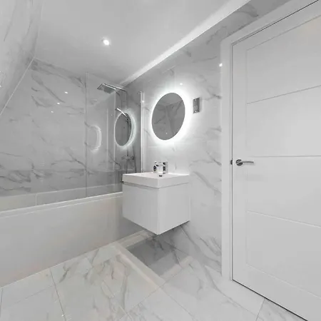 Serviced Apt In Central Lr3 * London