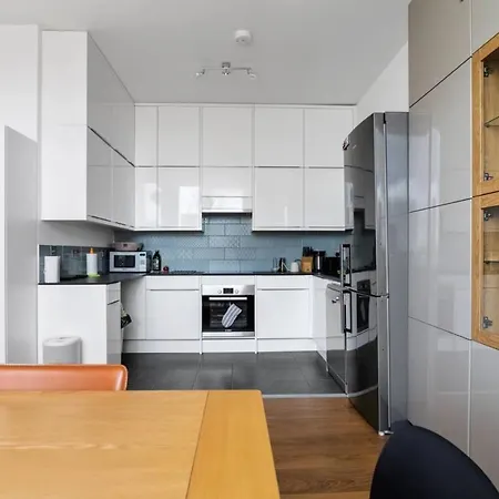 Luxury Modern Flat Near Excel, 02 & Canary Wharf Apartment *