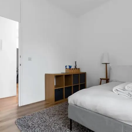 Luxury Modern Flat Near Excel, 02 & Canary Wharf Apartment *