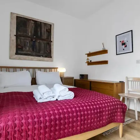 Luxury Modern Flat Near Excel, 02 & Canary Wharf Apartment