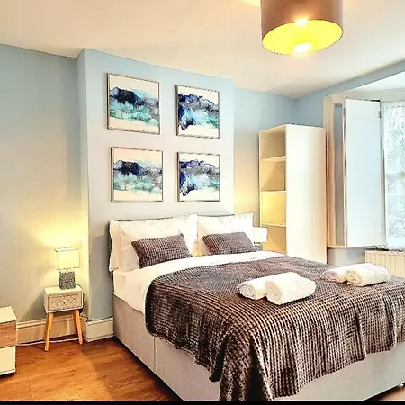 Stylish 2 Bedroom Sleeps 5 - 3 Mins Walk To Mile End Station Apartment *