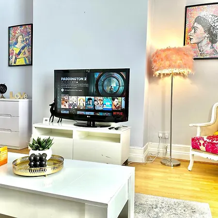 Enticing 2 Bedroom Flat With Mini-garden In Hackney, Lower Clapton Apartment