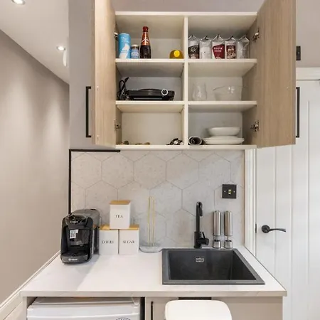 Apartment The Relaxation Station: Fun And Comfort Collide London