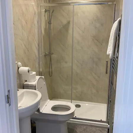 Holiday home Beautiful Share 7 Of Double Bedroom House With Private Bathroom And Toilets *