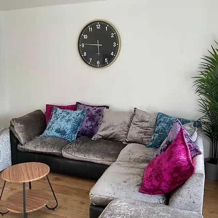 Holiday home Beautiful Share 7 Of Double Bedroom House With Private Bathroom And Toilets *