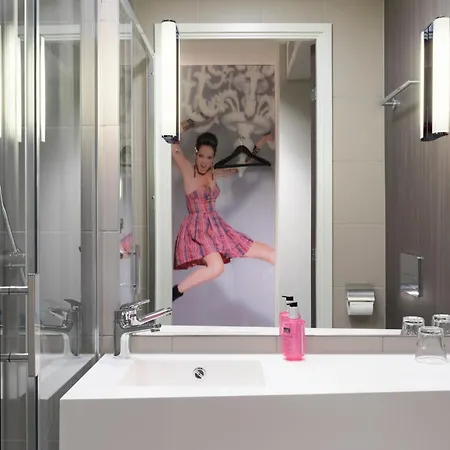 Moxy Excel Hotell London