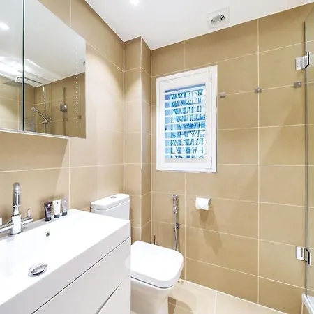 Stylish Contemporary 1 Bed Flat Near Bridge
