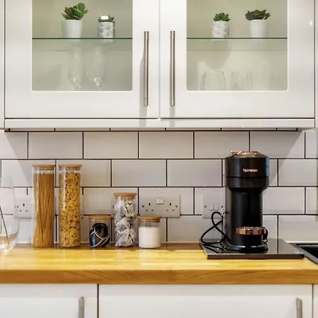 Apartment Stylish Contemporary 1 Bed Flat Near Bridge London