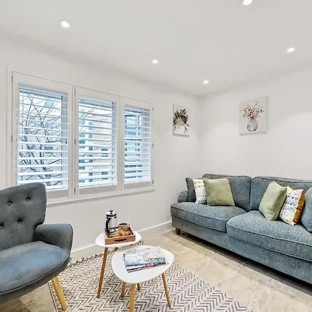 Stylish Contemporary 1 Bed Flat Near Bridge * London