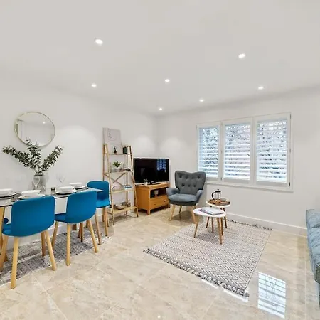 Stylish Contemporary 1 Bed Flat Near Bridge Apartment London