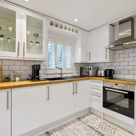 Stylish Contemporary 1 Bed Flat Near Bridge *
