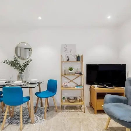 Stylish Contemporary 1 Bed Flat Near Bridge *