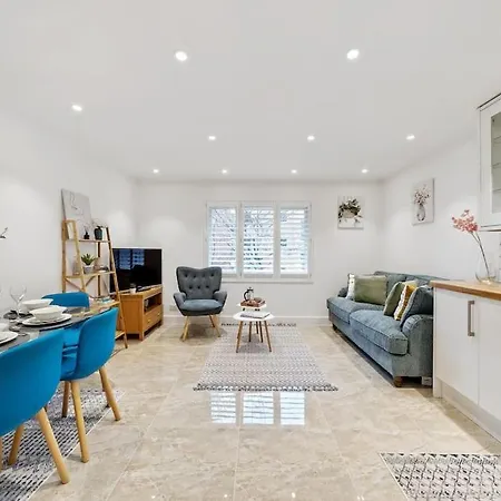 Stylish Contemporary 1 Bed Flat Near Bridge Apartment London