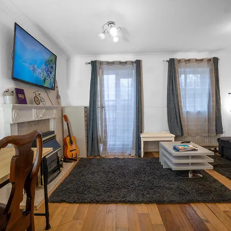 View Private Room, Desk, 1 Gbps Net, Free Parking Homestay