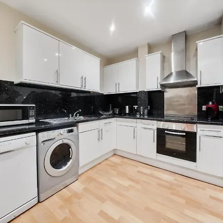 2 Bedroom Tower Bridge With Free Secure Gated Parking - Perfect For Long Apartment London