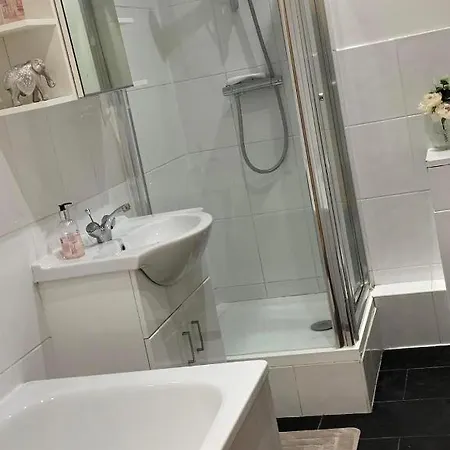 2 Bedroom Tower Bridge With Free Secure Gated Parking - Perfect For Long *
