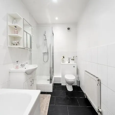 Apartment 2 Bedroom Tower Bridge With Free Secure Gated Parking - Perfect For Long