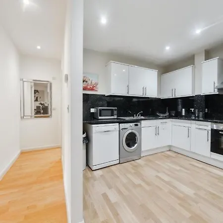 2 Bedroom Tower Bridge With Free Secure Gated Parking - Perfect For Long Apartment London