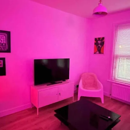 アパート Flat Next To Central Line Underground Station ロンドン