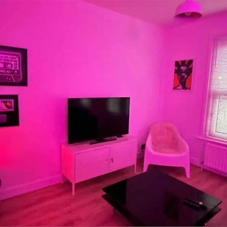 アパート Flat Next To Central Line Underground Station ロンドン