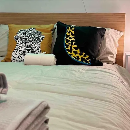 Flat Next To Central Line Underground Station アパート ロンドン
