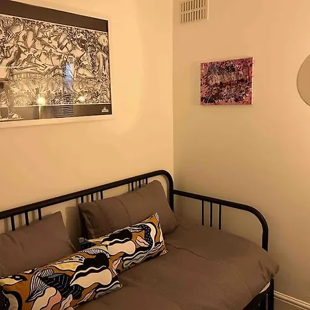 Flat Next To Central Line Underground Station アパート