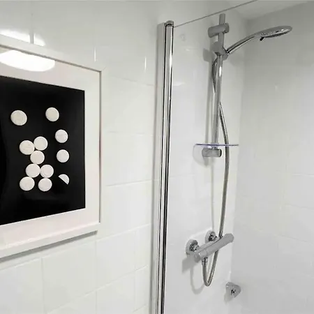 Flat Next To Central Line Underground Station *