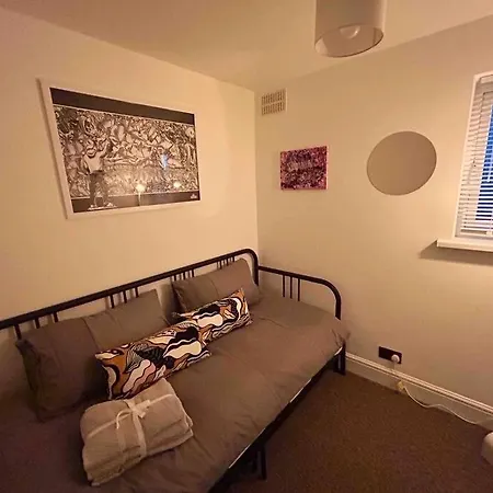 アパート Flat Next To Central Line Underground Station ロンドン