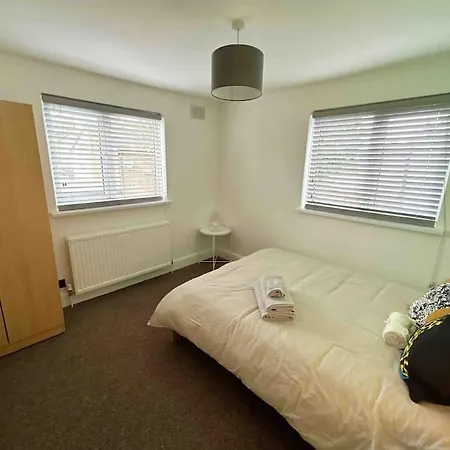 Flat Next To Central Line Underground Station * ロンドン