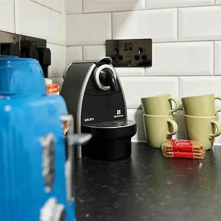 Flat Next To Central Line Underground Station * ロンドン