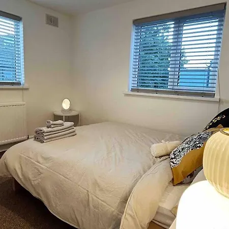 Flat Next To Central Line Underground Station アパート