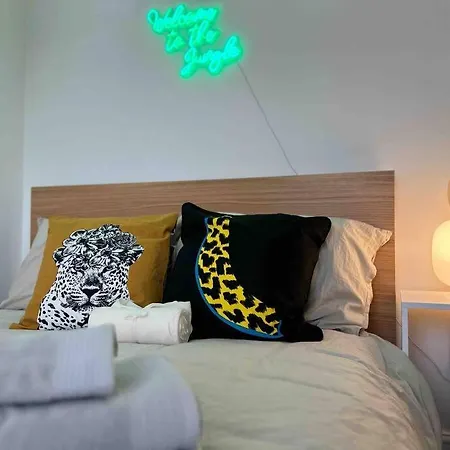 アパート Flat Next To Central Line Underground Station ロンドン