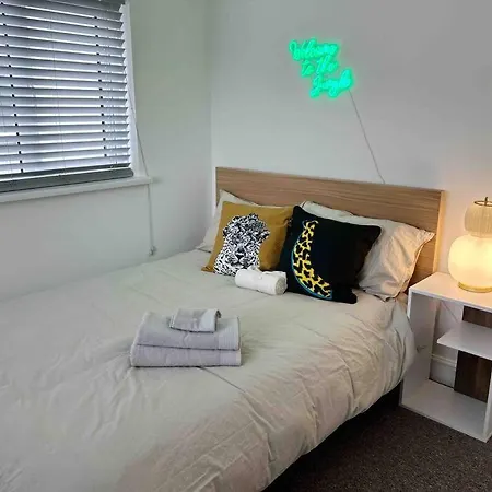 Flat Next To Central Line Underground Station アパート ロンドン