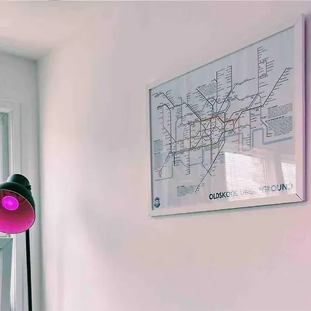 アパート Flat Next To Central Line Underground Station ロンドン