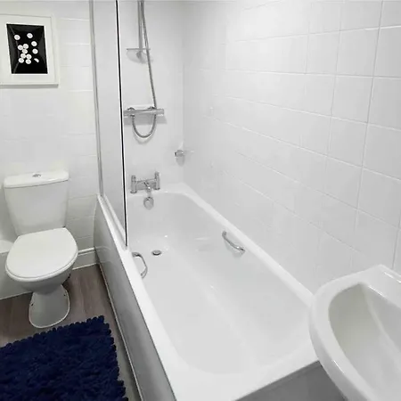 Flat Next To Central Line Underground Station ロンドン