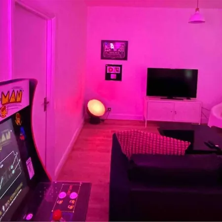 アパート Flat Next To Central Line Underground Station ロンドン
