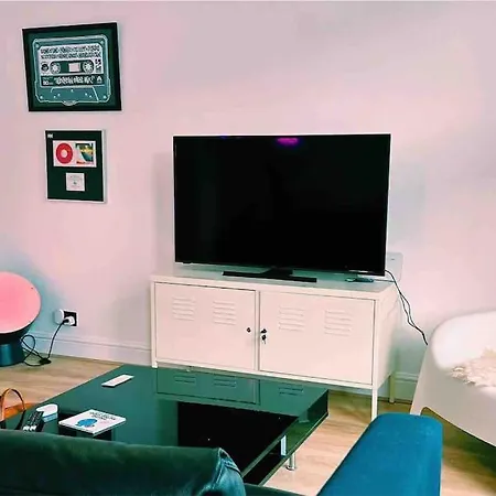 Flat Next To Central Line Underground Station * ロンドン