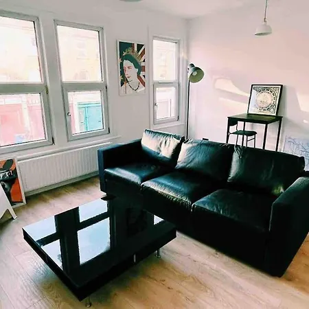 Flat Next To Central Line Underground Station ロンドン