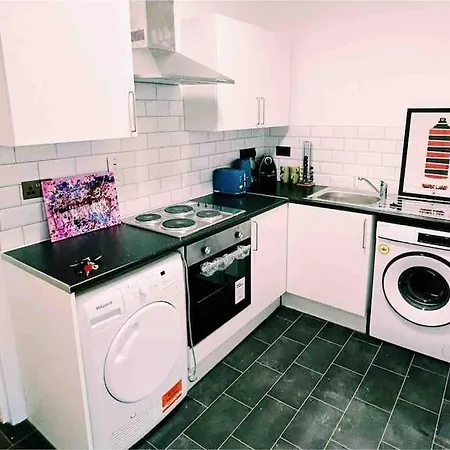 Flat Next To Central Line Underground Station アパート