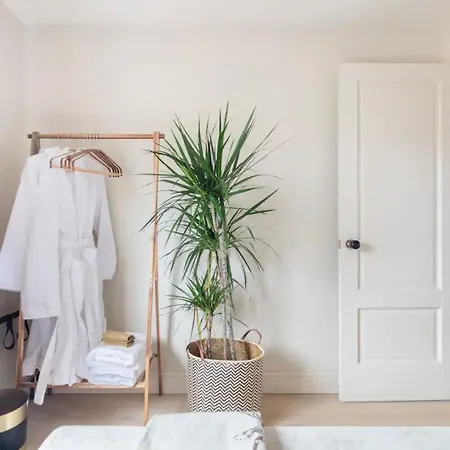 Holiday home Spring Cosy 2-bed With Free Parking London