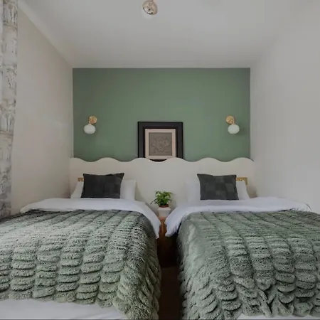 Holiday home Spring Cosy 2-bed With Free Parking