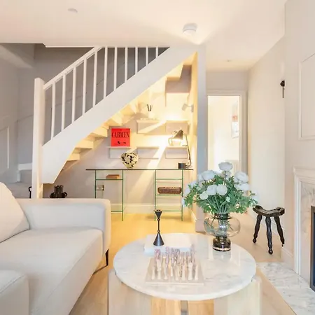 Holiday home Spring Cosy 2-bed With Free Parking London