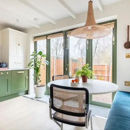 Spring Cosy 2-bed With Free Parking Holiday home London