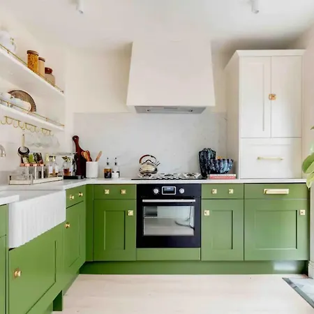 Holiday home Spring Cosy 2-bed With Free Parking London
