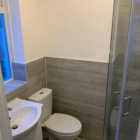 Luxury 5-Room House - Your Perfect Getaway Awaits Goodmayes