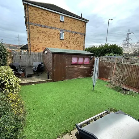 Entire 3 Bedroom End Of Terrace House! *