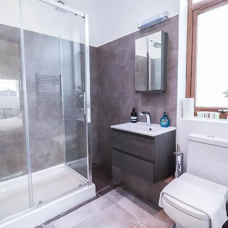 Stunning Split Level Apartment London