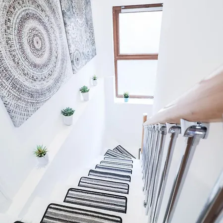 Apartment Stunning Split Level *