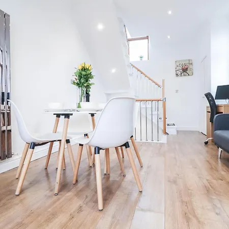 Stunning Split Level Apartment *