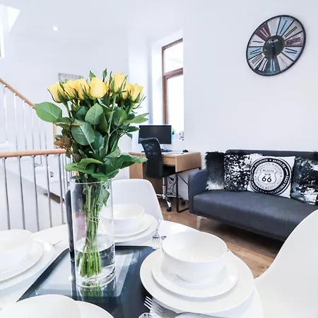Stunning Split Level Apartment *
